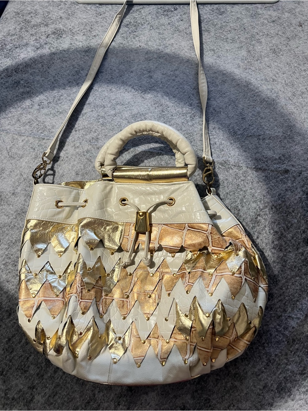 Vintage 1980s  White and Gold Women's Drawstring Shoulder Bag with Metallic